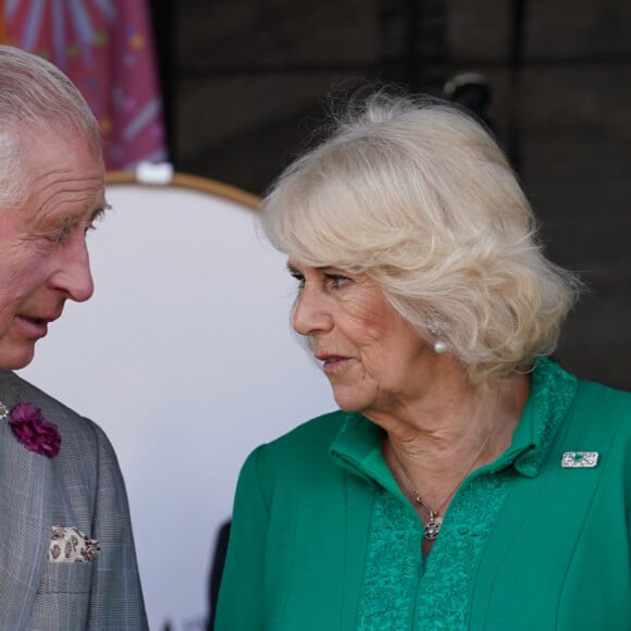 Le roi Charles III d'Angleterre et Camilla Parker Bowles, reine consort d'Angleterre, en visite au "Market Theatre Square" d'Armagh, dans le cadre de leur visite en Irlande du Nord, le 25 mai 2023. Le couple royal y a rencontré des producteurs locaux. 