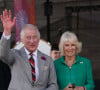 Mariés depuis 2005, tous les deux sont en couple depuis la fin des années 70. 
Le roi Charles III d'Angleterre et Camilla Parker Bowles, reine consort d'Angleterre, en visite au "Market Theatre Square" d'Armagh, dans le cadre de leur visite en Irlande du Nord, le 25 mai 2023. Le couple royal y a rencontré des producteurs locaux. 