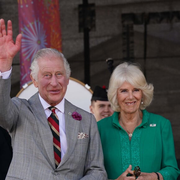 Mariés depuis 2005, tous les deux sont en couple depuis la fin des années 70. 
Le roi Charles III d'Angleterre et Camilla Parker Bowles, reine consort d'Angleterre, en visite au "Market Theatre Square" d'Armagh, dans le cadre de leur visite en Irlande du Nord, le 25 mai 2023. Le couple royal y a rencontré des producteurs locaux. 