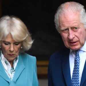 Le roi Charles III d'Angleterre et Camilla Parker Bowles, reine consort d'Angleterre, visitent le marché de Covent Garden à Londres, le 17 mai 2023. Le couple royal a rencontré les membres de la communauté locale et les commerçants. 
