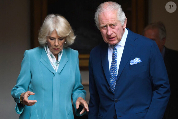 Le roi Charles III d'Angleterre et Camilla Parker Bowles, reine consort d'Angleterre, visitent le marché de Covent Garden à Londres, le 17 mai 2023. Le couple royal a rencontré les membres de la communauté locale et les commerçants. 