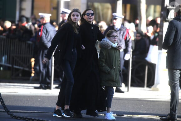 Clotilde Courau et ses filles Luisa et Vittoria - Arrivées des personnalités en l'église de La Madeleine pour les obsèques de Johnny Hallyday à Paris. Le 9 décembre 2017 