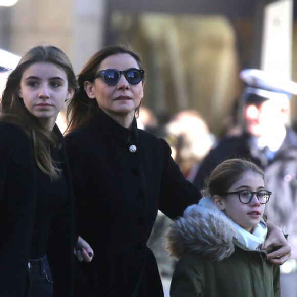 Clotilde Courau et ses filles Luisa et Vittoria - Arrivées des personnalités en l'église de La Madeleine pour les obsèques de Johnny Hallyday à Paris. Le 9 décembre 2017 
