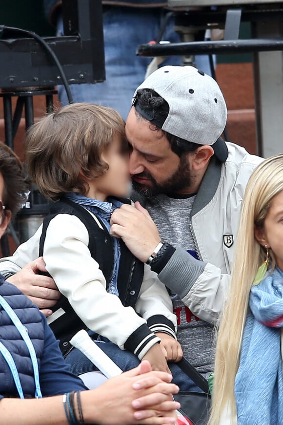 Cyril Hanouna et son fils Lino - People dans les tribunes des internationaux de France de Roland Garros à Paris le 4 juin 2016. © Moreau - Jacovides / Bestimage 