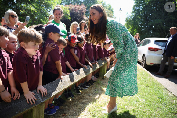 Cet organisme a pour vocation de mobiliser des leaders, des entreprises et des individus pour relever ensemble les plus grands défis de notre société.
Kate Middleton lors d'une visite au Riversley Park Children's Centre de Nuneaton, le 15 juin 2023.