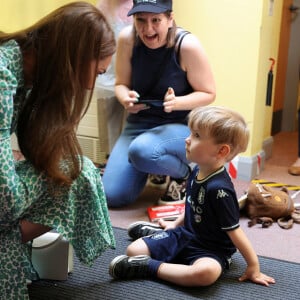 Kate Middleton lors d'une visite au Riversley Park Children's Centre de Nuneaton, le 15 juin 2023.