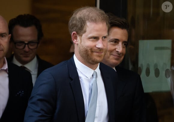 Le prince Harry quitte la Haute Cour de Londres au deuxième jour de son témoignage contre un tabloïd accusé de piratage de messageries téléphoniques. Londres, le 7 juin 2023.