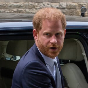 Le prince Harry arrive devant la Haute Cour de Londres au deuxième jour de son témoignage contre un tabloïd accusé de piratage de messageries téléphoniques. Londres, le 7 juin 2023.
