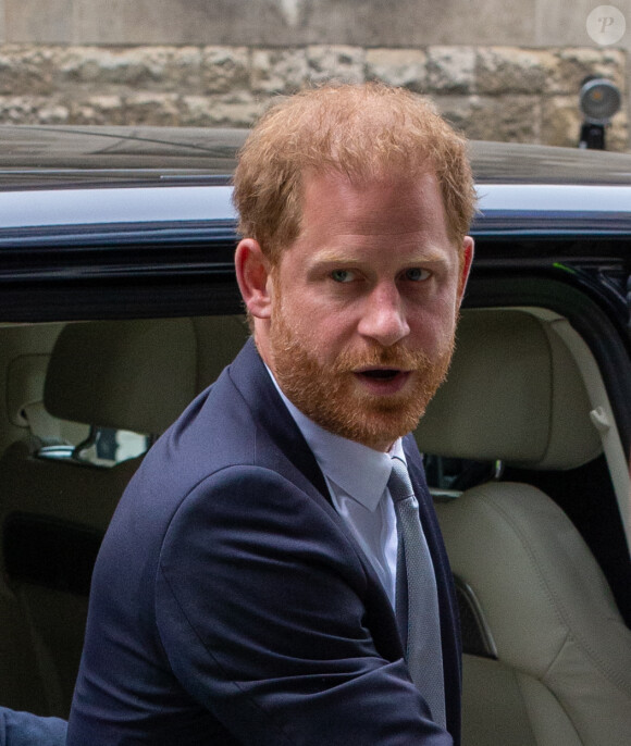 Le prince Harry arrive devant la Haute Cour de Londres au deuxième jour de son témoignage contre un tabloïd accusé de piratage de messageries téléphoniques. Londres, le 7 juin 2023.