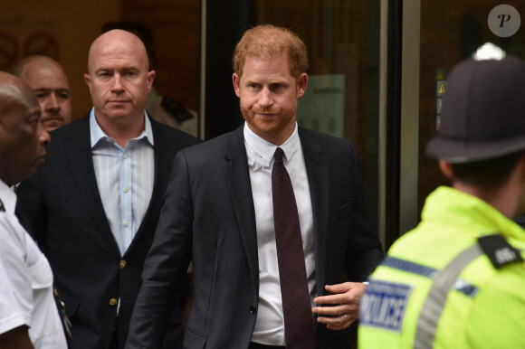 Le prince Harry à la sortie de la la Haute Cour de Londres pour témoigner contre un tabloïd accusé de piratage de messageries téléphoniques. Londres, Royaume Uni, le 6 juin 2023.