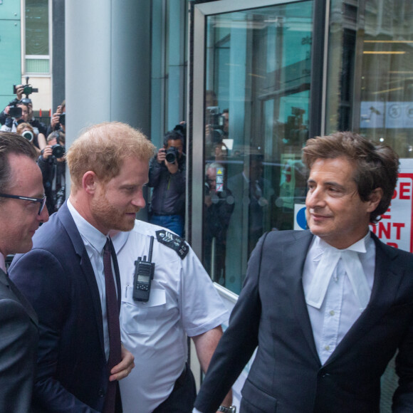 Comme on aurait pu s'en douter, le prince Harry et son épouse Meghan Markle ne quitteront pas la Californie pour un aller-retour express.
Le prince Harry, duc de Sussex, arrive devant la Haute Cour de Londres pour témoigner contre un tabloïd accusé de piratage de messageries téléphoniques. C'est la première apparition d'un membre de la famille royale à la barre en plus d'un siècle. Londres, le 6 juin 2023. © Tayfun Salci/Zuma Press/Bestimage