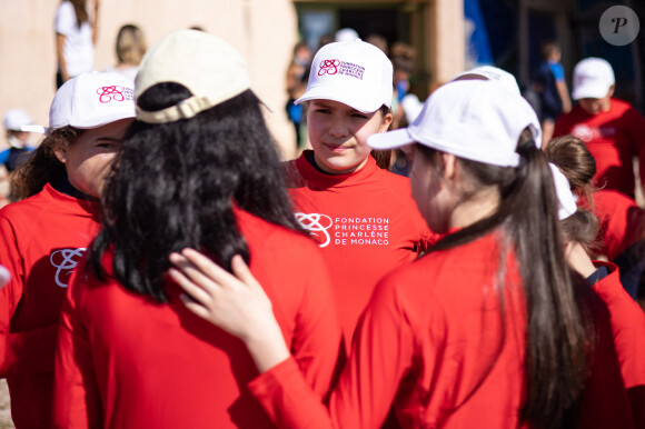 Depuis dix ans, sa fondation Charlene de Monaco organise les Water Safety Days
Les Water Safety Days de la fondation de la Princesse Charlène sur la plage de Calvi en Corse, France, le 4 juin 2021. Ces journées de prévention contre la noyade seront l'occasion d'initier les enfants âgés de 8 à 12 ans au sauvetage sportif et à la sécurité aquatique. Voilà plus de huit ans que la Fondation de la Princesse Charlène lutte contre la noyade et s'engage à promouvoir l'apprentissage de la natation dans de nombreuses régions du monde, comme au Bangladesh. Au cours de la dernière décennie, 2,5 millions de personnes sont mortes noyées, dans le monde. Les Water Safety Days seront également l'occasion d'éveiller ces jeunes à la préservation des écosystèmes marins. Lors de ces journées de sensibilisation, l'association corse Mare Vivu engagée contre la pollution plastique organisera également des ateliers afin d'inciter les enfants à recycler et à trier leurs déchets, dès leur plus jeune âge. La visite des activités s'est déroulée en présence du maire de Calvi, Ange Santini, de ses adjoints, et du sous-préfet, Florent Farge. © Olivier Huitel/Pool/Bestimage 