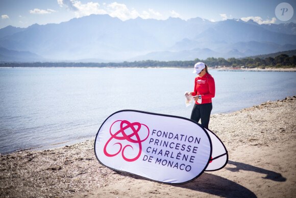 Les Water Safety Days de la fondation de la Princesse Charlène sur la plage de Calvi en Corse, France, le 4 juin 2021. Ces journées de prévention contre la noyade seront l'occasion d'initier les enfants âgés de 8 à 12 ans au sauvetage sportif et à la sécurité aquatique. Voilà plus de huit ans que la Fondation de la Princesse Charlène lutte contre la noyade et s'engage à promouvoir l'apprentissage de la natation dans de nombreuses régions du monde, comme au Bangladesh. Au cours de la dernière décennie, 2,5 millions de personnes sont mortes noyées, dans le monde. Les Water Safety Days seront également l'occasion d'éveiller ces jeunes à la préservation des écosystèmes marins. Lors de ces journées de sensibilisation, l'association corse Mare Vivu engagée contre la pollution plastique organisera également des ateliers afin d'inciter les enfants à recycler et à trier leurs déchets, dès leur plus jeune âge. La visite des activités s'est déroulée en présence du maire de Calvi, Ange Santini, de ses adjoints, et du sous-préfet, Florent Farge. © Olivier Huitel/Pool/Bestimage 