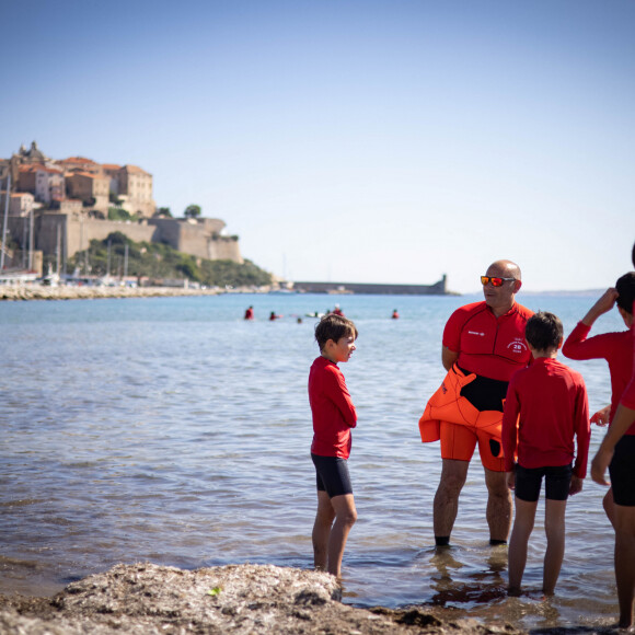 Les Water Safety Days de la fondation de la Princesse Charlène sur la plage de Calvi en Corse, France, le 4 juin 2021. Ces journées de prévention contre la noyade seront l’occasion d’initier les enfants âgés de 8 à 12 ans au sauvetage sportif et à la sécurité aquatique. Voilà plus de huit ans que la Fondation de la Princesse Charlène lutte contre la noyade et s’engage à promouvoir l’apprentissage de la natation dans de nombreuses régions du monde, comme au Bangladesh. Au cours de la dernière décennie, 2,5 millions de personnes sont mortes noyées, dans le monde. Les Water Safety Days seront également l’occasion d’éveiller ces jeunes à la préservation des écosystèmes marins. Lors de ces journées de sensibilisation, l’association corse Mare Vivu engagée contre la pollution plastique organisera également des ateliers afin d’inciter les enfants à recycler et à trier leurs déchets, dès leur plus jeune âge. La visite des activités s'est déroulée en présence du maire de Calvi, Ange Santini, de ses adjoints, et du sous-préfet, Florent Farge. © Olivier Huitel/Pool/Bestimage  The Princess Charlene of Monaco Foundation organises the 'Water Safety Days' in Calvi, Corsica. The purpose of this event is to make children aware of the dangers of the sea and in particular the risk of drowning. Several workshops organized on Calvi beach, in the presence of the Secretary General of the Princess Charlene Foundation Gareth Wittstock, the ambassadors of the Foundation Jérôme Fernandez and Kevin Crovetto. Children learned in particular to react quickly in case of need and the first steps to help a person in danger. But it is the whole city of Calvi that has put on the colors of the Princess Charlene Foundation associated with the Prince Albert II Foundation thanks to stands on the port to raise awareness about the pollution of the seas and oceans and the means to fight. against the latter, in particular thanks to cleaning robots. An exhibition dedicated to the actions of the Foundation is presented in the Tour de Sel and the Twiga, flagship of the Yacht Club de Monaco, is moored in the port of Calvi, at the foot of the citadel. the visit of the activities took place in the presence of the mayor of Calvi, Ange Santini, his deputies, and the sub-prefect of Calvi Florent Farge. 