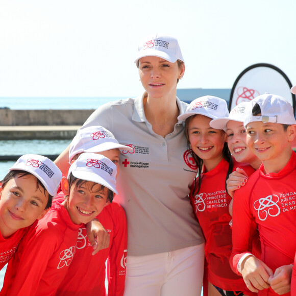 Cette initiative sensiblise les enfants à l'eau et ses dangers avant les vacances d'été
La princesse Charlène de Monaco - Journée "Water Safety Day, pour la prévention de la noyade" sur la plage du Larvotto à Monaco le 12 juin 2017 Cet événement est organisé par sa Fondation, le Centre de Sauvetage Aquatique de Monaco (CSAM) et Cap O Pas Cap (association française) en partenariat avec la Croix-Rouge monégasque. À la veille de la saison estivale, les messages de la Fondation princesse Charlène de Monaco sont plus que jamais d'actualité : sensibiliser le grand public aux dangers de l'eau, enseigner aux enfants les mesures de prévention et leur apprendre à nager. © Olivier Huitel / Pool restreint Monaco / Bestimage 
