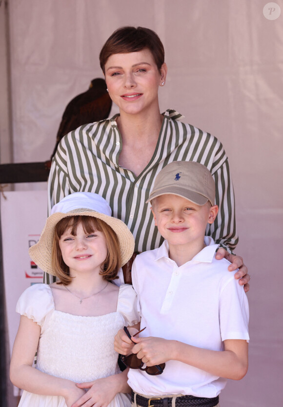 La semaine passée, elle était apparue avec ses enfants Gabriella et Jacques
La princesse Charlene de Monaco, Le prince Jacques de Monaco, marquis des Baux, La princesse Gabriella de Monaco, comtesse de Carladès - Le prince Albert II de Monaco parcourt la 4ème rencontre des sites historiques Grimaldi sur la place du palais Princier à Monaco le 10 juin 2023. © Sebastien Botella / Nice Matin / Bestimage 