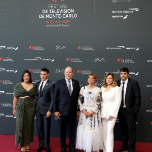 De son côté, le prince Albert était attendu à la cérémonie d'ouverture du 62ème Festival de Télévision de Monte-Carlo
S.A.S LE Prince Albert II, Louis Ducruet et sa femme Marie Chevalier, Camille Gottlieb et l'equipe de la série Bardot avec Julia de Nunez et Medy Anthony sur le tapis rouge du photocall de la cérémonie d'ouverture du 62ème Festival de Télévision de Monte-Carlo, à Monaco, le 16 juin 2023. © Cyril Dodergny/Nice Matin/BestImage 