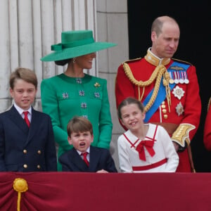 Son père l'a repris
Le prince George, le prince Louis, la princesse Charlotte, Kate Catherine Middleton, princesse de Galles, le prince William de Galles, le roi Charles III - La famille royale d'Angleterre sur le balcon du palais de Buckingham lors du défilé "Trooping the Colour" à Londres. Le 17 juin 2023 