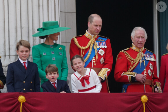 Son père l'a repris
Le prince George, le prince Louis, la princesse Charlotte, Kate Catherine Middleton, princesse de Galles, le prince William de Galles, le roi Charles III - La famille royale d'Angleterre sur le balcon du palais de Buckingham lors du défilé "Trooping the Colour" à Londres. Le 17 juin 2023 
