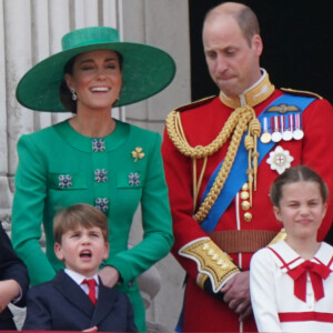 Louis de Cambridge était au balcon
La princesse Anne, le prince George, le prince Louis, la princesse Charlotte, Kate Catherine Middleton, princesse de Galles, le prince William de Galles - La famille royale d'Angleterre sur le balcon du palais de Buckingham lors du défilé "Trooping the Colour" à Londres. 