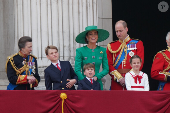 Louis de Cambridge était au balcon
La princesse Anne, le prince George, le prince Louis, la princesse Charlotte, Kate Catherine Middleton, princesse de Galles, le prince William de Galles - La famille royale d'Angleterre sur le balcon du palais de Buckingham lors du défilé "Trooping the Colour" à Londres. 