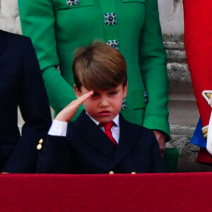 Lors de l'événement Trooping The Colour
Le prince George, le prince Louis, la princesse Charlotte, Kate Catherine Middleton, princesse de Galles, le prince William de Galles, le roi Charles III et la reine consort Camilla Parker Bowles, le duc Edward d'Edimbourg et Sophie, duchesse d'Edimbourg - La famille royale d'Angleterre sur le balcon du palais de Buckingham lors du défilé "Trooping the Colour" à Londres. Le 17 juin 2023 