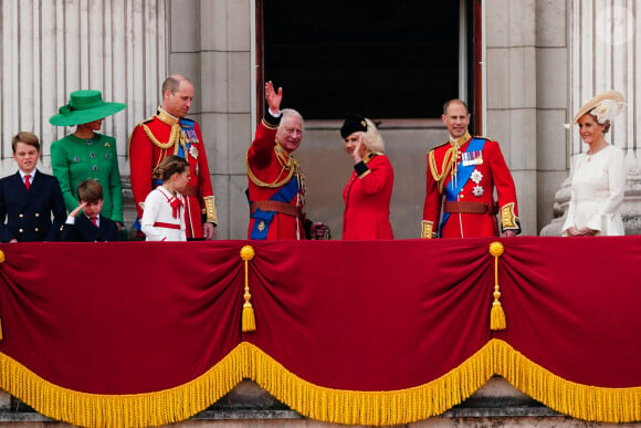 Lors de l'événement Trooping The Colour
Le prince George, le prince Louis, la princesse Charlotte, Kate Catherine Middleton, princesse de Galles, le prince William de Galles, le roi Charles III et la reine consort Camilla Parker Bowles, le duc Edward d'Edimbourg et Sophie, duchesse d'Edimbourg - La famille royale d'Angleterre sur le balcon du palais de Buckingham lors du défilé "Trooping the Colour" à Londres. Le 17 juin 2023 