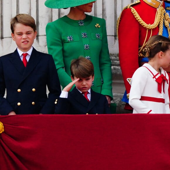 Lors de l'événement Trooping The Colour
Le prince George, le prince Louis, la princesse Charlotte, Kate Catherine Middleton, princesse de Galles, le prince William de Galles, le roi Charles III et la reine consort Camilla Parker Bowles, le duc Edward d'Edimbourg et Sophie, duchesse d'Edimbourg - La famille royale d'Angleterre sur le balcon du palais de Buckingham lors du défilé "Trooping the Colour" à Londres. Le 17 juin 2023 