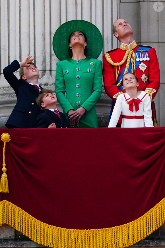 Et lui a dit qu'il était temps de s'en aller
Le prince George, le prince Louis, la princesse Charlotte, Kate Catherine Middleton, princesse de Galles, le prince William de Galles - La famille royale d'Angleterre sur le balcon du palais de Buckingham lors du défilé "Trooping the Colour" à Londres. Le 17 juin 2023 