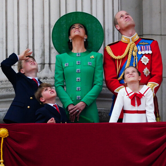 Et lui a dit qu'il était temps de s'en aller
Le prince George, le prince Louis, la princesse Charlotte, Kate Catherine Middleton, princesse de Galles, le prince William de Galles - La famille royale d'Angleterre sur le balcon du palais de Buckingham lors du défilé "Trooping the Colour" à Londres. Le 17 juin 2023 