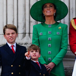 Il a été le clou du spectacle encore une fois
Le prince George, le prince Louis, la princesse Charlotte, Kate Catherine Middleton, princesse de Galles, le prince William de Galles - La famille royale d'Angleterre sur le balcon du palais de Buckingham lors du défilé "Trooping the Colour" à Londres. Le 17 juin 2023 