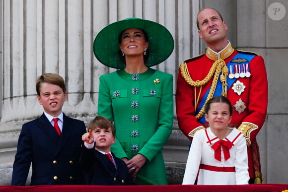 Il a été le clou du spectacle encore une fois
Le prince George, le prince Louis, la princesse Charlotte, Kate Catherine Middleton, princesse de Galles, le prince William de Galles - La famille royale d'Angleterre sur le balcon du palais de Buckingham lors du défilé "Trooping the Colour" à Londres. Le 17 juin 2023 