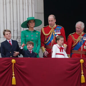 La princesse Anne, le prince George, le prince Louis, la princesse Charlotte, Kate Catherine Middleton, princesse de Galles, le prince William de Galles, le roi Charles III et la reine consort Camilla Parker Bowles - La famille royale d'Angleterre sur le balcon du palais de Buckingham lors du défilé "Trooping the Colour" à Londres. Le 17 juin 2023 