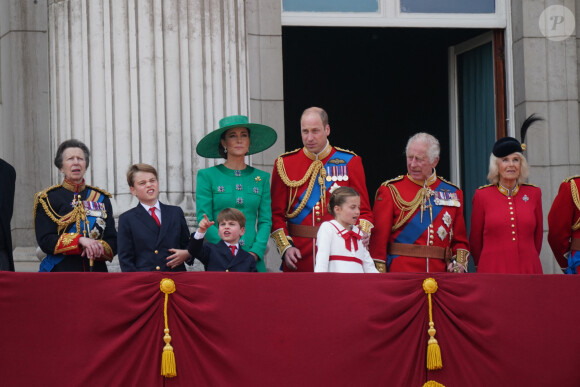 La princesse Anne, le prince George, le prince Louis, la princesse Charlotte, Kate Catherine Middleton, princesse de Galles, le prince William de Galles, le roi Charles III et la reine consort Camilla Parker Bowles - La famille royale d'Angleterre sur le balcon du palais de Buckingham lors du défilé "Trooping the Colour" à Londres. Le 17 juin 2023 