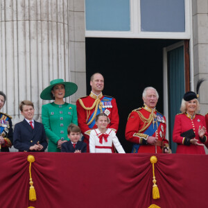 La princesse Anne, le prince George, le prince Louis, la princesse Charlotte, Kate Catherine Middleton, princesse de Galles, le prince William de Galles, le roi Charles III et la reine consort Camilla Parker Bowles, le duc Edward d'Edimbourg et Sophie, duchesse d'Edimbourg - La famille royale d'Angleterre sur le balcon du palais de Buckingham lors du défilé "Trooping the Colour" à Londres. Le 17 juin 2023 
