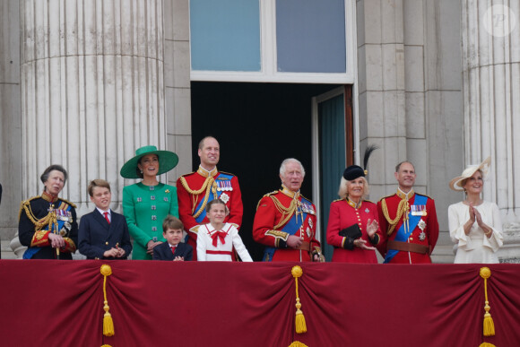 La princesse Anne, le prince George, le prince Louis, la princesse Charlotte, Kate Catherine Middleton, princesse de Galles, le prince William de Galles, le roi Charles III et la reine consort Camilla Parker Bowles, le duc Edward d'Edimbourg et Sophie, duchesse d'Edimbourg - La famille royale d'Angleterre sur le balcon du palais de Buckingham lors du défilé "Trooping the Colour" à Londres. Le 17 juin 2023 