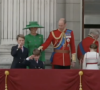 Il a fait un salut militaire
Louis de Cambridge au balcon, le 17 juin 2023.