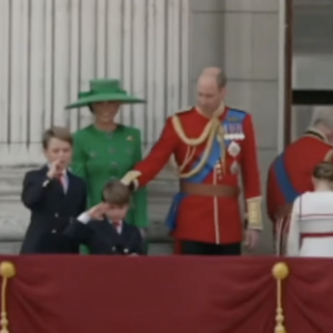 Il a fait un salut militaire
Louis de Cambridge au balcon, le 17 juin 2023.