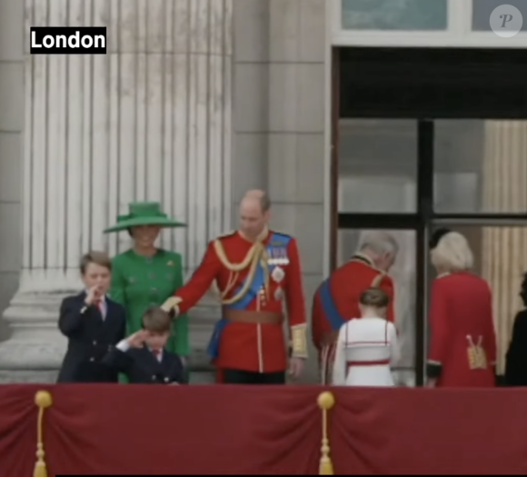 Il a fait un salut militaire
Louis de Cambridge au balcon, le 17 juin 2023.