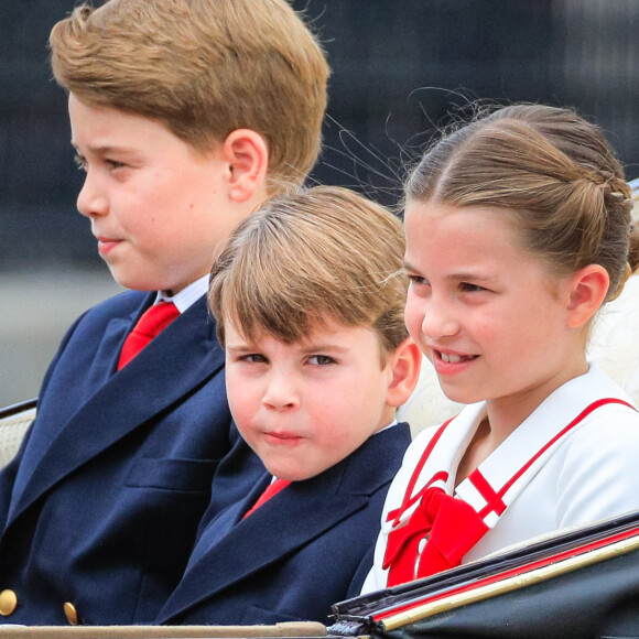 Le prince George s'est fait remarquer
Le prince George, le prince Louis, la princesse Charlotte de Galles - La famille royale d'Angleterre lors du défilé "Trooping the Colour" à Londres.