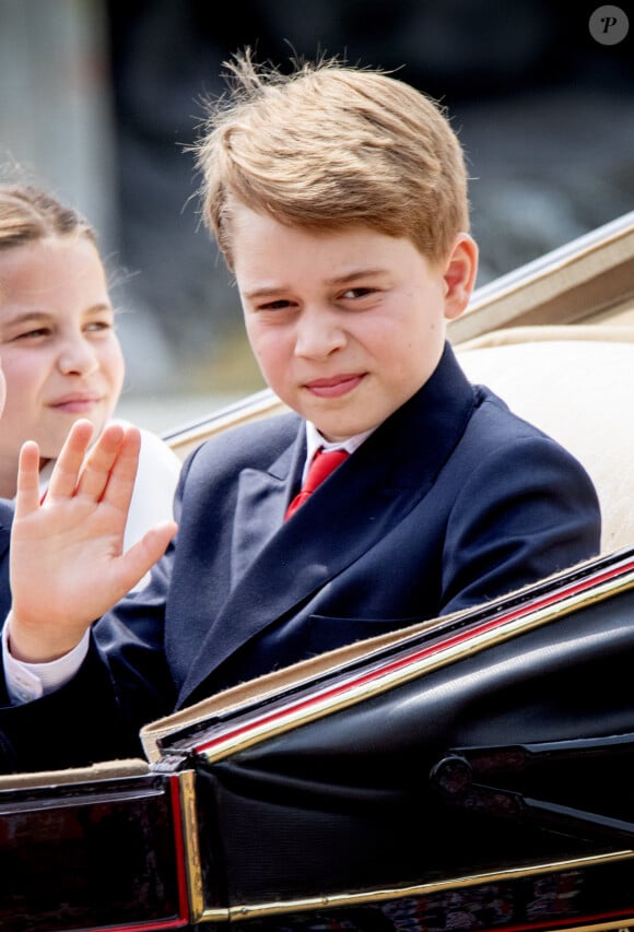 George est l'aîné des enfants de Kate et William
Le prince George de Galles - La famille royale d'Angleterre lors du défilé "Trooping the Colour" à Londres. 
