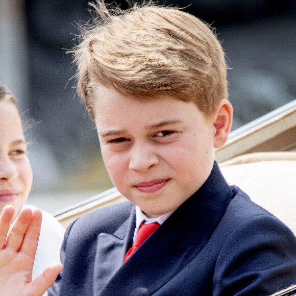 George est l'aîné des enfants de Kate et William
Le prince George de Galles - La famille royale d'Angleterre lors du défilé "Trooping the Colour" à Londres. 