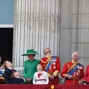 Tim Laurence, la princesse Anne, le prince George, le prince Louis, la princesse Charlotte, Kate Catherine Middleton, princesse de Galles, le prince William de Galles, le roi Charles III et la reine consort Camilla Parker Bowles, le duc Edward d'Edimbourg- La famille royale d'Angleterre sur le balcon du palais de Buckingham lors du défilé "Trooping the Colour" à Londres. Le 17 juin 2023 