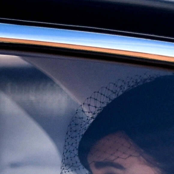 Info - Meghan Markle porte une paire de boucles d'oreilles en diamants et perles offert par la reine en 2018 lors de son entrée dans la famille royale après son mariage avec le prince Harry - Meghan Markle, duchesse de Sussex - Procession cérémonielle du cercueil de la reine Elisabeth II du palais de Buckingham à Westminster Hall à Londres, Royaume Uni, le 14 septembre 2022.  The Duchess of Sussex during the ceremonial procession from Buckingham Palace to Westminster Hall, London, where it will lie in state ahead of her funeral on Monday. Picture date: Wednesday September 14, 2022. 