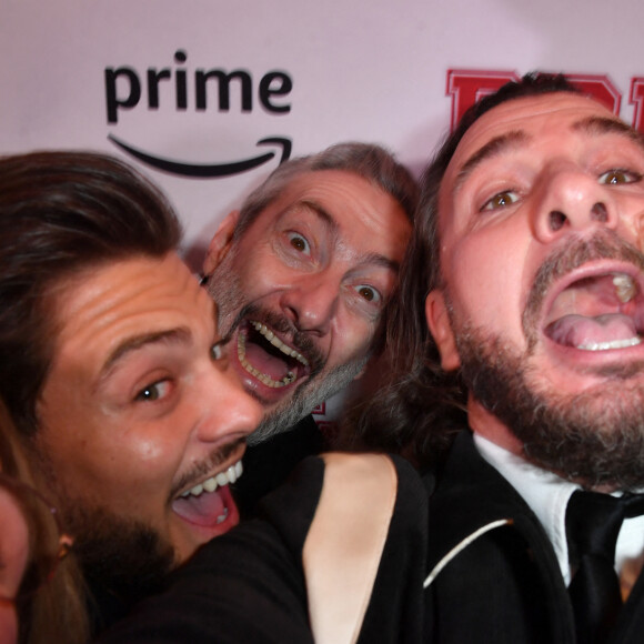 Exclusif - Michaël Youn, Vincent Desagnat, Rayane Bensetti, Lola Dubini - Michaël Youn se prend en photo avec l'équipe du film "BDE" au cinéma Publicis à Paris le 20 février 2023. © Veeren/Bestimage