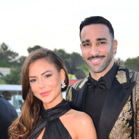 Adil Rami avec Léna : première sortie après la greffe de cheveux, les amoureux au côté de... Mike Tyson !