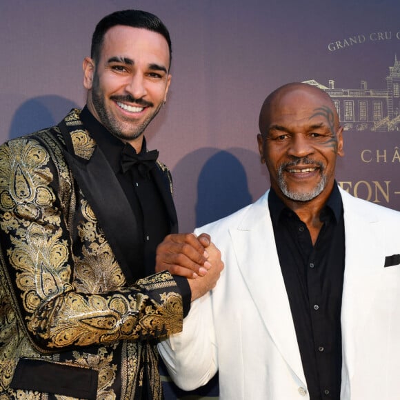 Le champion du monde a également eu la chance de croiser une légende de la boxe
 
Adil Rami, Mike Tyson - 9ème gala étoilé Patrick Mouratoglou (coach légendaire de S. Williams) au profit de la Fondation Champ'seed à la Mouratoglou Academy afin de soutenir les jeunes espoirs du tennis mondial à Biot le 18 juin 2023. Un dîner était organisé autour de l'iconique piscine en forme de raquette, suivi d'une vente aux enchères avec des lots prestigieux dont une heure d'entrainement en compagnie de M. Tyson.