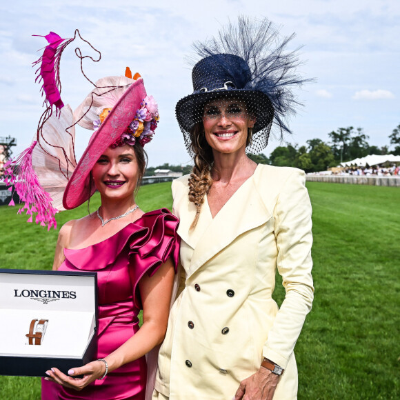 Claire Sueur remporte le concours d'élégance Mademoiselle Diane en présence de Sophie Thalmann lors de la 174ème édition du Prix de Diane Longines à l'hippodrome de Chantilly, France, le 18 juin 2023. © Matthieu Mirville/Bestimage