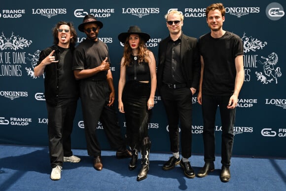 Adélaïde Chabannes de Balsac (Adé) et son groupe au photocall de la 174ème édition du Prix de Diane Longines à l'hippodrome de Chantilly, France, le 18 juin 2023. © Matthieu Mirville/Bestimage 