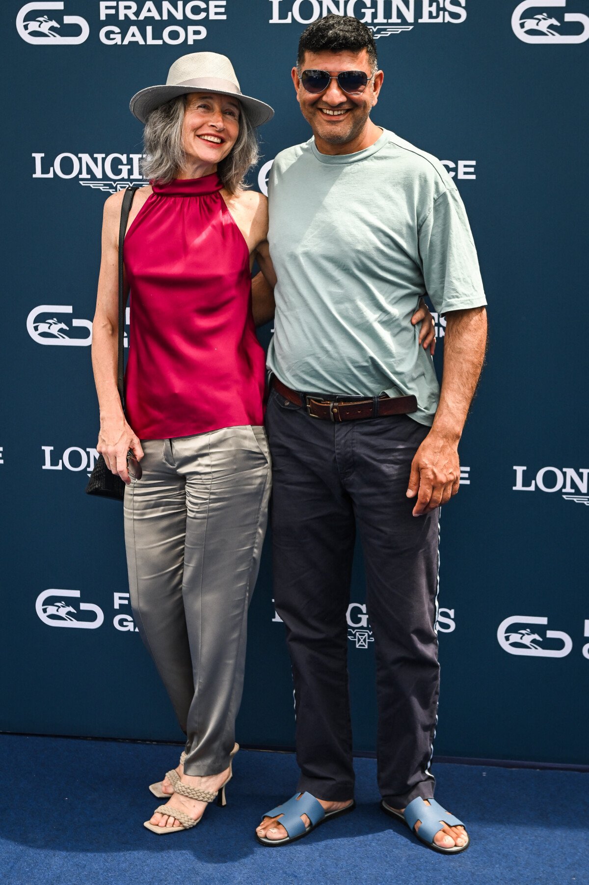 Photo : Anne Brochet et son compagnon au photocall de la 174ème édition du  Prix de Diane Longines à lhippodrome de Chantilly, France, le 18 juin  2023. © Matthieu MirvilleBestimage - Purepeople